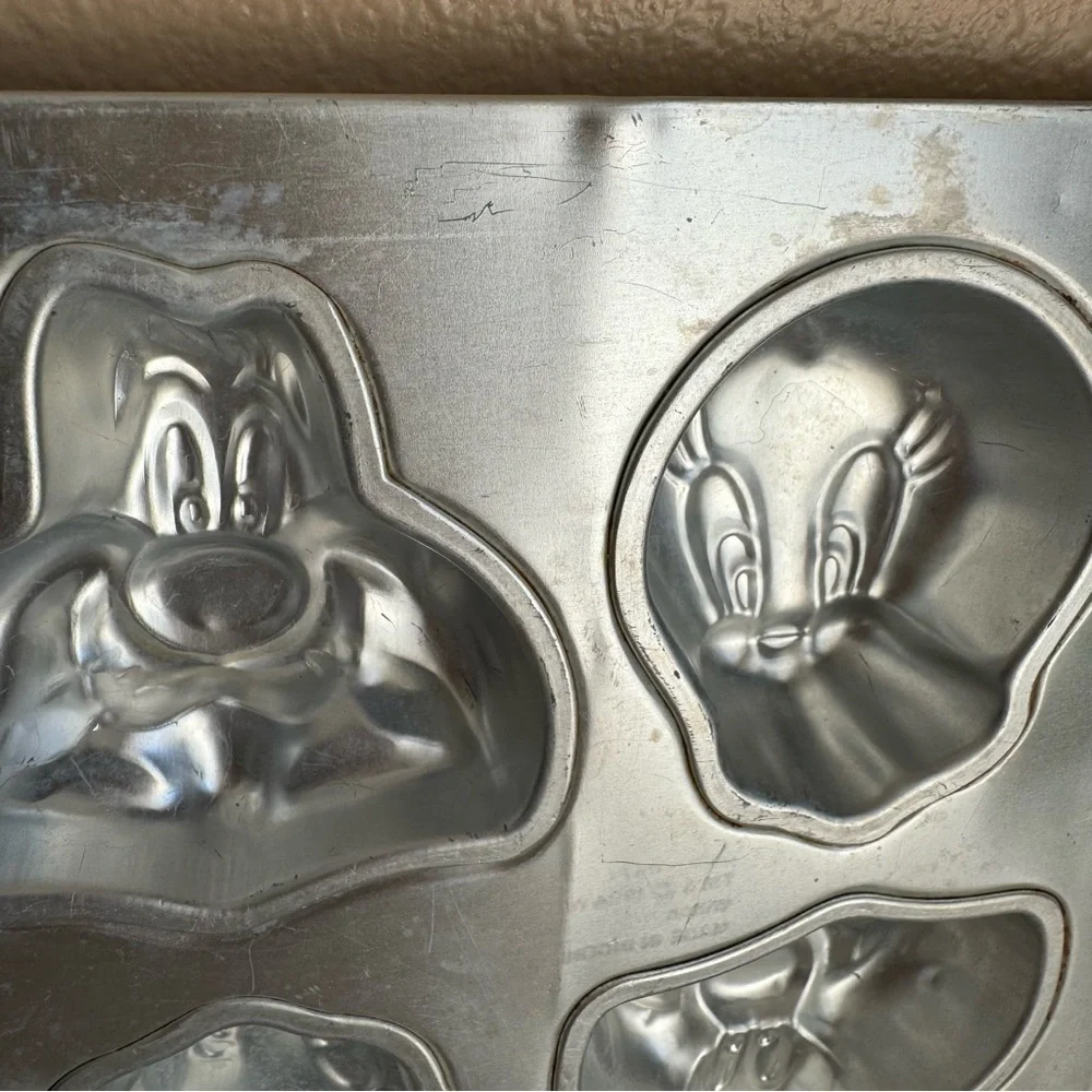 Vintage 90s Looney Tunes and Pooh cake molds set